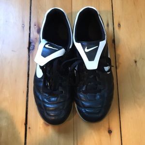 Nike tiempo indoor soccer shoes